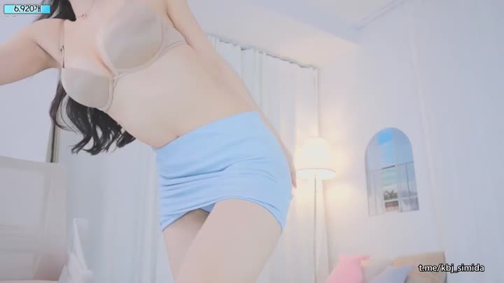 韓國美乳女主播在直播中隔著內褲撫摸誘惑