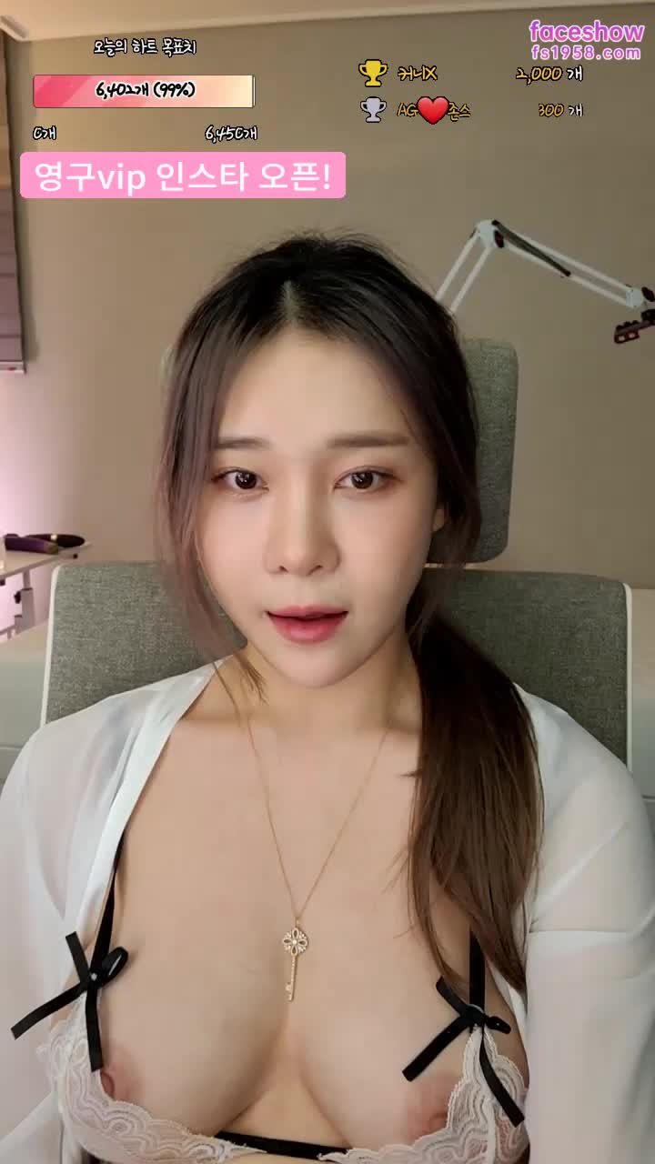 韓國美女主播塗上潤滑油在胸上玩弄自己的乳頭！